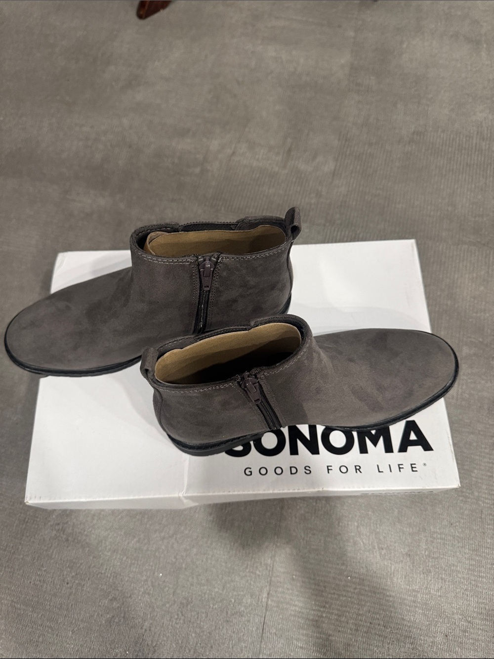 Sonomas Gray Suede Chelsea Boots - Sleek Side-Zip Design Size 6.5 - Picture 7 of 7